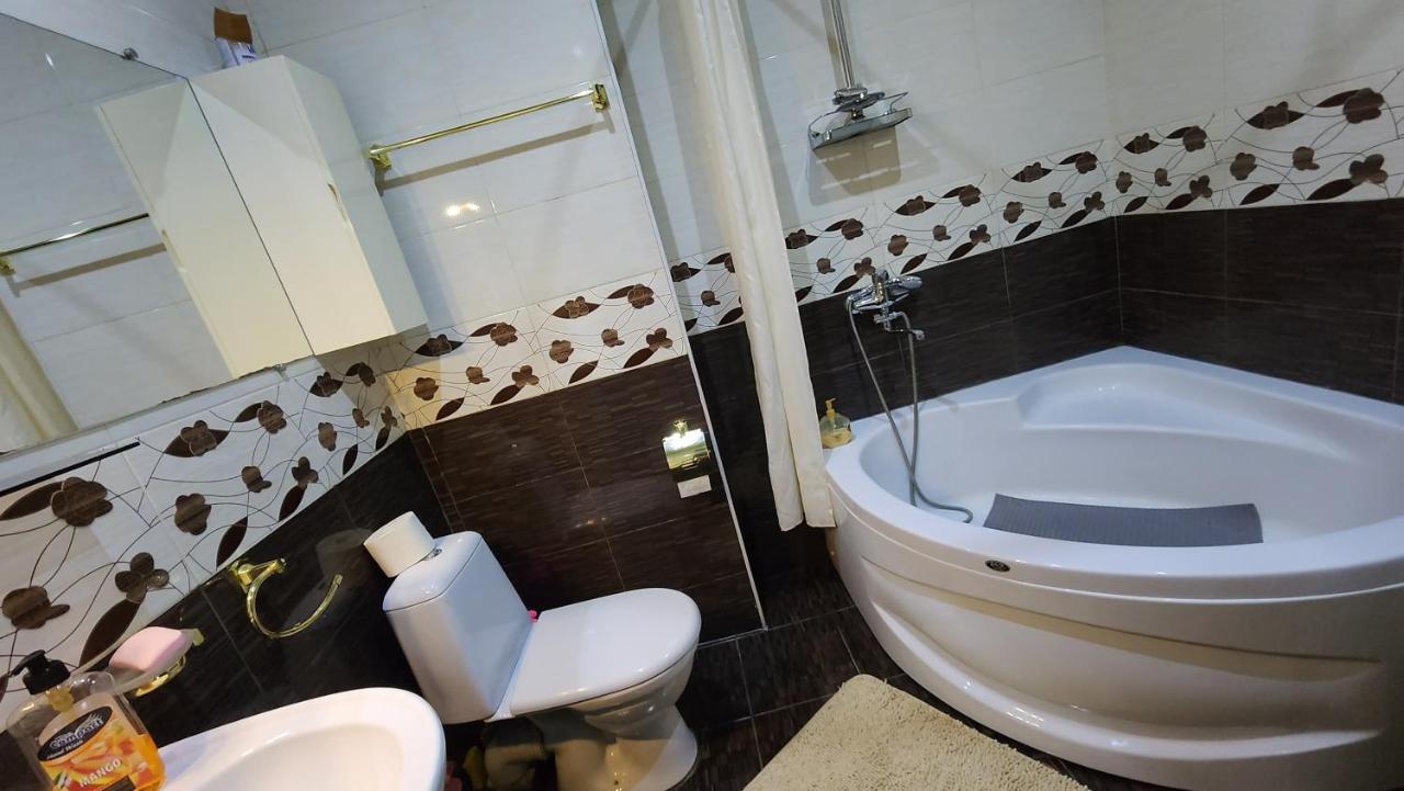 Vake-Saburtalo Hillside Apartment Tbilisi ภายนอก รูปภาพ