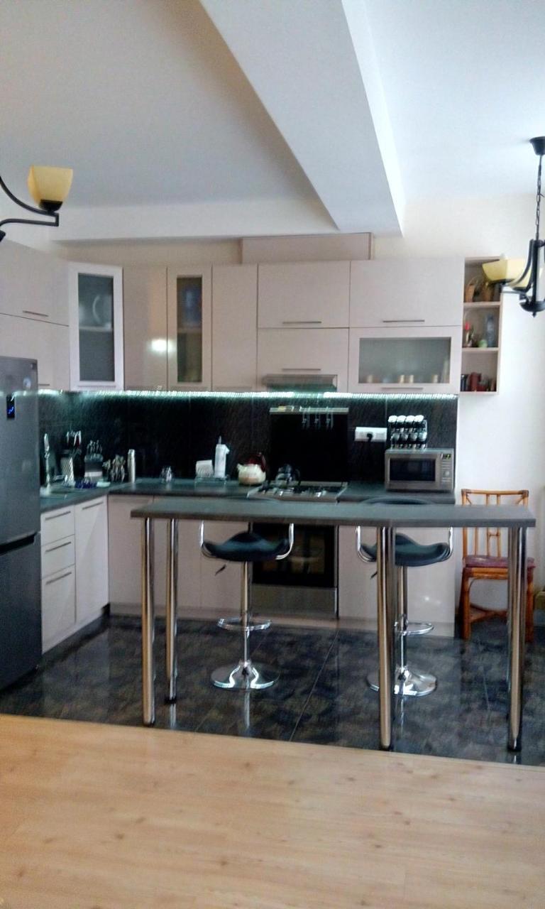 Vake-Saburtalo Hillside Apartment Tbilisi ภายนอก รูปภาพ